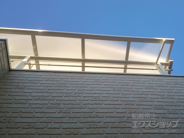 東京都昭島市ののバルコニー・ベランダ屋根 スピーネ F型 屋根タイプ 単体 積雪〜20cm対応＋吊り下げ物干しAセット 2本入×1セット 施工例