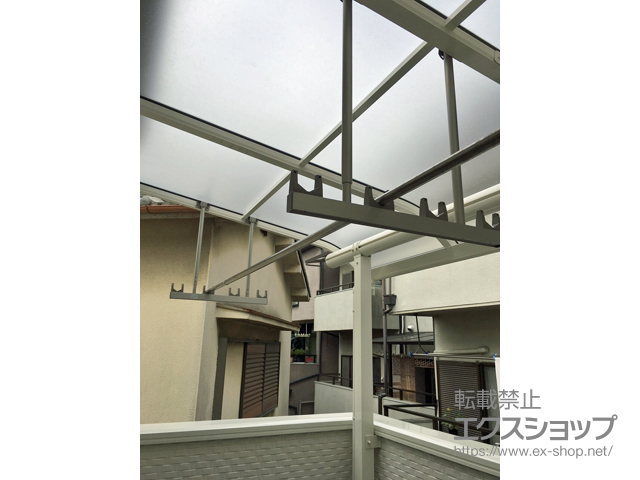 大阪府守口市ののバルコニー・ベランダ屋根 ヴェクターテラス R型 屋根タイプ 単体 積雪〜20cm対応＋物干しセット 吊り下げ式 標準2本入り×1セット 施工例