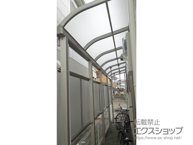 兵庫県加古川市ののテラス屋根 ヴェクターテラス R型 テラスタイプ 連棟 積雪〜20cm対応＋吊り下げ式物干し＋前面パネル 柱標準用(テラス屋根用)※すき間隠しなし 施工例