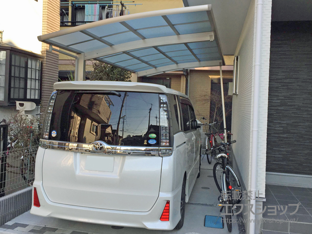 埼玉県新座市ののカーポート レイナポートグラン　積雪〜20cm対応＋着脱式サポート 標準・ハイルーフ兼用 2本入り×1セット 施工例