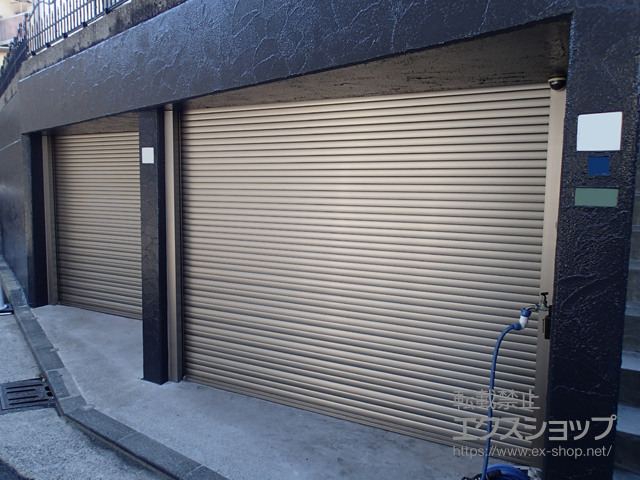 神奈川県横須賀市のLIXIL リクシル（トステム）のガレージシャッター ガレージシャッタークワトロ 電動式 内部付タイプ※外部停電時開閉機構 施工例