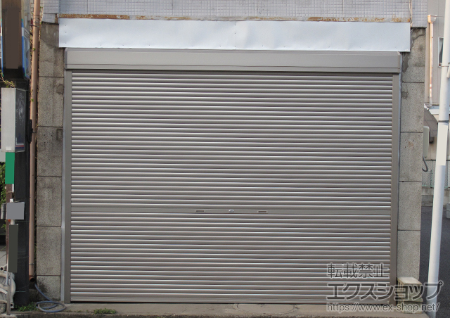 埼玉県羽生市のLIXIL リクシル（トステム）のガレージシャッター ガレージシャッタークワトロ 手動式 外部付タイプ 施工例