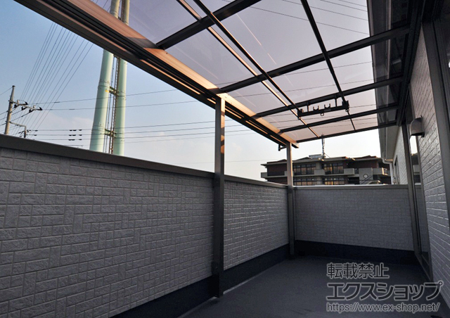 埼玉県上尾市のLIXIL リクシル（トステム）のバルコニー・ベランダ屋根 ライザーテラスII F型 屋根タイプ 連棟 積雪〜20cm対応 施工例
