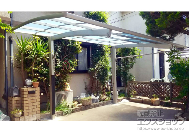 東京都府中市ののカーポート レイナポートREグラン 前下がり 積雪〜20cm対応+着脱式サポート 標準・ハイルーフ兼用 2本入り×1セット+屋根ふき材補強部品 1セット+水平式物干し カ―ポート柱用 標準 2本入り×1セット+柱カバー 小 1枚入り×1セット 施工例