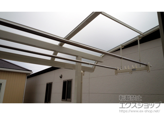 大阪府寝屋川市のLIXIL リクシル（トステム）のバルコニー・ベランダ屋根 ライザーテラスII R型 屋根タイプ 単体 積雪〜20cm対応＋吊り下げ式物干し 標準 2本入 施工例
