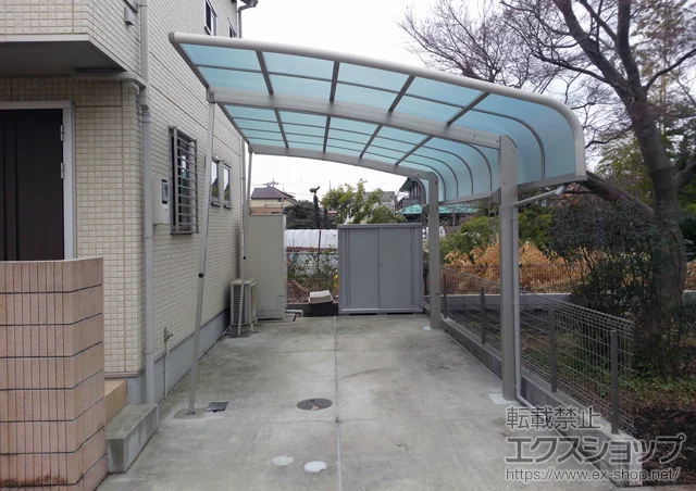 東京都府中市のYKKAPのカーポート レイナキャップポートグラン　積雪～20cm対応＋着脱式ｻﾎﾟｰﾄ　標準・ﾊｲﾙｰﾌ兼用（2本入り）＋水平式物干し（ｶｰﾎﾟｰﾄ柱用） 2本入り　標準 施工例
