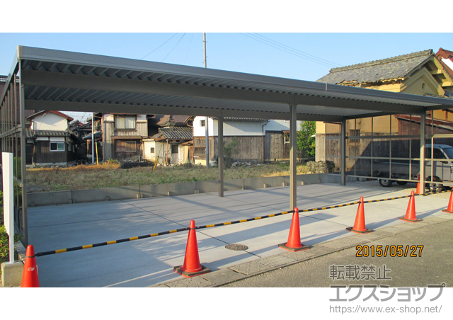 滋賀県東近江市のLIXIL リクシル（トステム）のカーポート テリオスポートIII 1500 4台用 横連棟 角柱6本仕様 積雪〜50cm対応＋サイドパネル（ポリカーボネート） 施工例