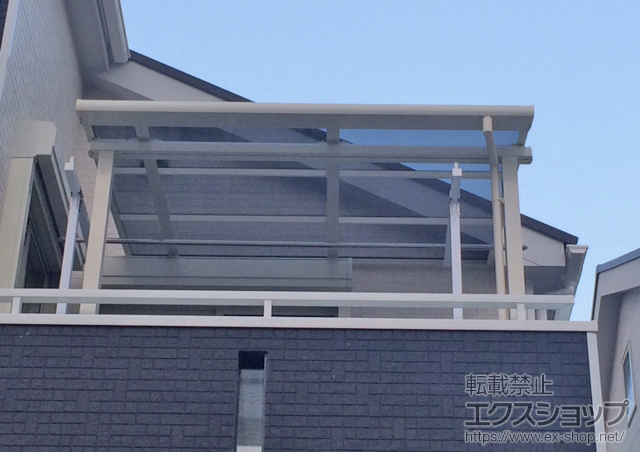 神奈川県相模原市のLIXIL リクシル（トステム）のバルコニー・ベランダ屋根 ライザーテラスII F型 屋根タイプ 単体 積雪〜20cm対応 施工例