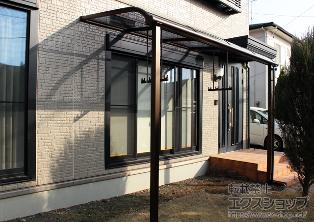 栃木県大田原市ののテラス屋根 プレシオステラス R型 テラスタイプ 単体 積雪〜20cm対応+吊下げ式物干し 標準 2本入 施工例