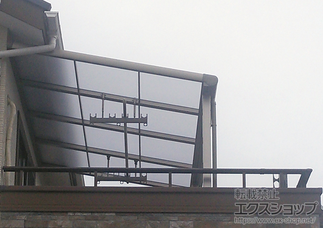 茨城県結城市のLIXIL リクシル（トステム）のバルコニー・ベランダ屋根 パワーアルファ F型 屋根タイプ 単体 積雪〜30cm対応+吊り下げ物干し 施工例