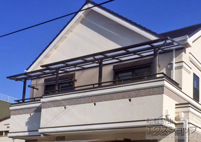 大阪府東大阪市のLIXIL リクシル（トステム）のバルコニー・ベランダ屋根 ライザーテラスII F型 屋根タイプ 連棟 積雪〜20cm対応＋吊り下げ式物干し 標準 3本入り×1セット 施工例
