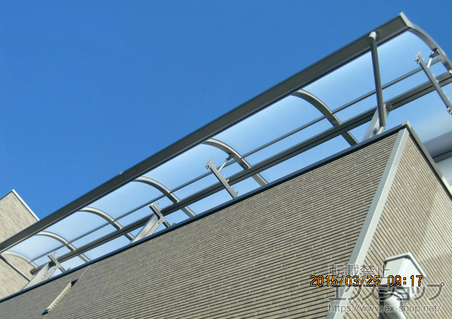 千葉県柏市のLIXIL リクシル（トステム）のバルコニー・ベランダ屋根 ライザーテラスII R型 屋根タイプ 連棟 積雪〜20cm対応＋ライザーテラスII用 吊り下げ物干し 施工例