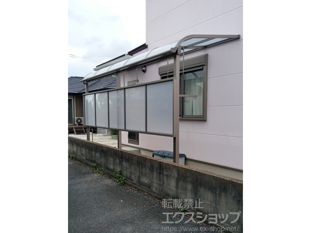 福岡県直方市のLIXIL リクシル（トステム）のテラス屋根 ライザーテラスII R型 テラスタイプ 単体 積雪〜20cm対応＋前後移動物干し 標準2本入り×1セット＋前面スクリーン1段 施工例