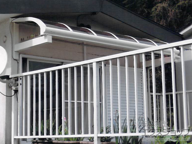 鹿児島県鹿児島市ののバルコニー・ベランダ屋根 ヴェクターテラス R型 1500 ルーフタイプ 単体 積雪〜50cm対応＋吊下げ式物干し 施工例