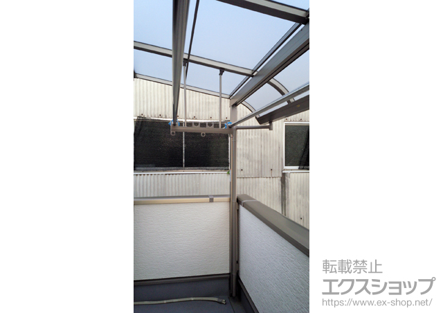 京都府宇治市のLIXIL リクシル（トステム）のバルコニー・ベランダ屋根 ライザーテラスII R型 屋根タイプ 単体 積雪〜20cm対応＋吊り下げ式物干し 標準 2本入×1セット 施工例