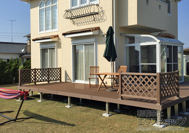 千葉県山武郡九十九里町ののウッドデッキ リウッドデッキ 200＋独立式リウッドステップ2型×2台＋リウッドデッキフェンス2型＜ラチス格子＞ 施工例