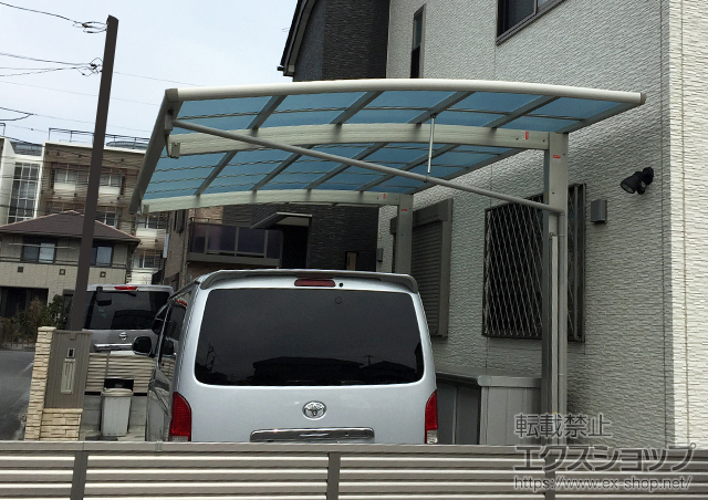 東京都町田市ののカーポート レイナポートREグラン 前下がり 積雪〜20cm対応＋着脱式サポート 標準・ハイルーフ兼用2本入り×1セット 施工例