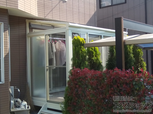 埼玉県上尾市のLIXIL リクシル（トステム）のテラス囲い・サンルーム ほせるんですII F型 1500 床納まり 積雪〜50cm対応＋内部日除け・網戸・側面付け物干し（吊金具セット込）・ステップ3尺2段 施工例
