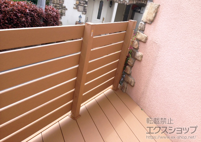 神奈川県横浜市ののウッドデッキ リウッドデッキ 200＋リウッドデッキフェンス3型<横スリット>＋床下囲い部材一式　※正面取付/2段＋床下囲い用　コーナーキャップ 施工例