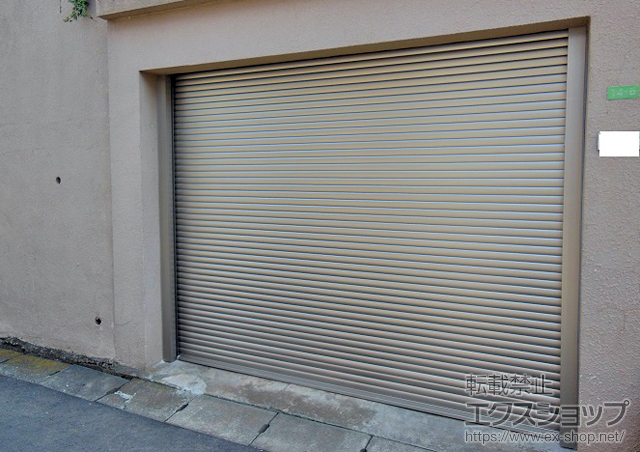 千葉県船橋市のLIXIL リクシル（トステム）のガレージシャッター ガレージシャッタークワトロ 電動式 内部付タイプ ※外部停電時開閉機構 施工例