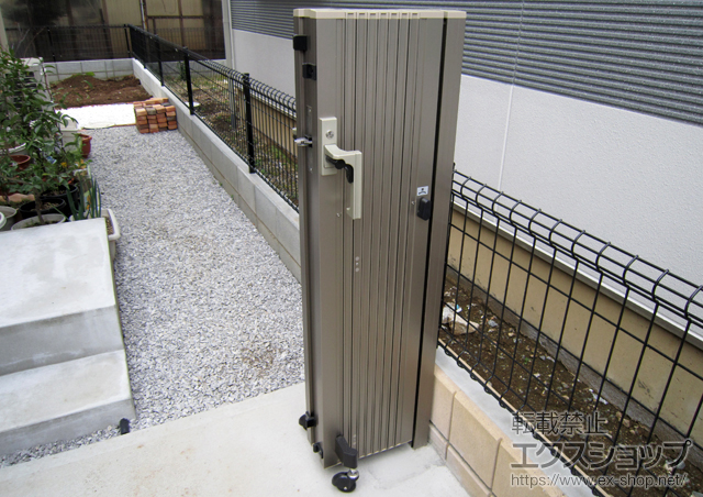 埼玉県北本市ののカーゲート アルシャインII PG型R(ペットガード) Aタイプ ノンレール 片開き 190S 施工例