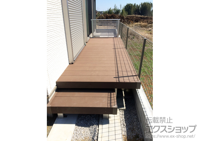 千葉県八千代市ののウッドデッキ リウッドデッキ 200＋独立式リウッドステップ2型＋シンプルモダンデッキフェンス7型＜半目隠し横格子タイプ＞ 施工例