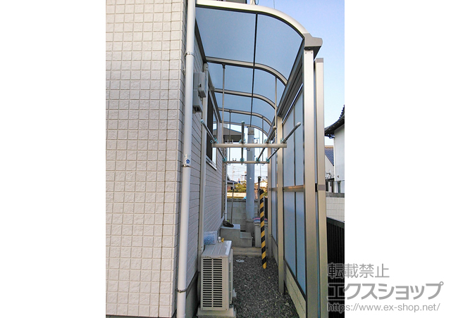 愛媛県今治市のLIXIL リクシル（トステム）のテラス屋根 ライザーテラスII R型 テラスタイプ 単体 積雪〜20cm対応＋吊り下げ物干し＋前面スクリーン 施工例