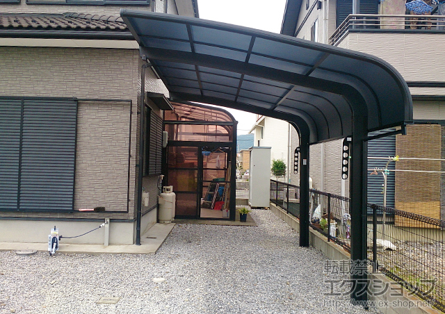 滋賀県東近江市のLIXIL リクシル（トステム）のカーポート テールポートシグマIII 積雪〜20cm対応＋着脱式サポート ロング23用 1本入り×2セット＋収納式物干し 標準 2本入り×1セット 施工例