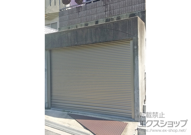 京都府京都市のLIXIL リクシル（トステム）のガレージシャッター ガレージシャッタークワトロ 電動式 内部付タイプ ※外部停電時開閉機構 施工例