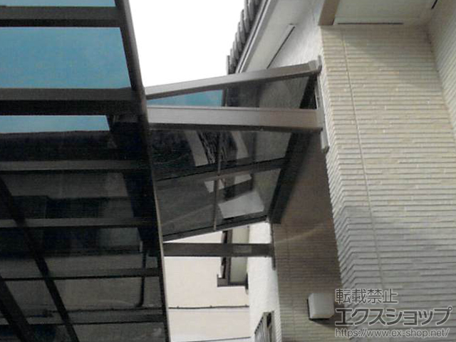 埼玉県八潮市のLIXIL リクシル（トステム）のバルコニー・ベランダ屋根 ライザーテラスII F型 ルーフタイプ 単体 積雪〜20cm対応 施工例