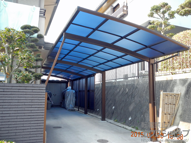 三重県桑名市ののカーポート レイナポートグラン 縦連棟　積雪〜20cm対応＋サイドパネル 57-19H＋着脱式サポート 標準・ハイルーフ兼用 2本入り×1セット 施工例