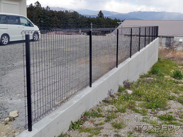 山梨県韮崎市ののフェンス・柵 イーネットフェンス1F型 自由柱タイプ 施工例