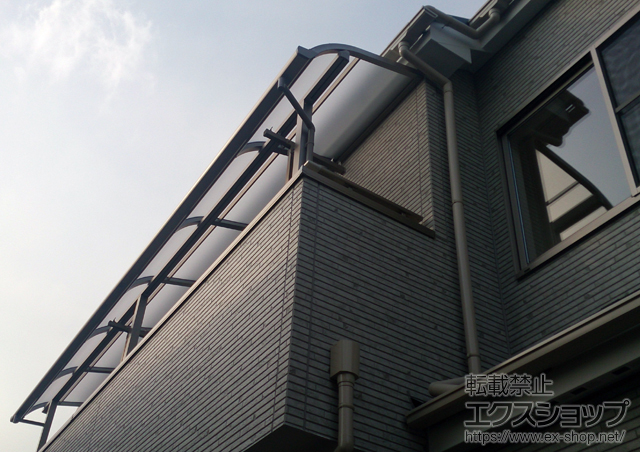 東京都東村山市のLIXIL リクシル（トステム）のバルコニー・ベランダ屋根 ライザーテラスII R型 屋根タイプ 連棟 積雪〜20cm対応＋ライザーテラスII用 壁付物干し 施工例