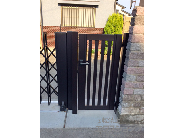 茨城県結城市のの門扉 ルシアス門扉CS01型 たて太格子 片開き アルミカラー 門柱使用 施工例