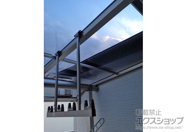 大阪府摂津市ののバルコニー・ベランダ屋根 ヴェクターテラス R型 屋根タイプ 単体 積雪〜20cm対応＋ヴェクターテラス用 吊り下げ式物干し 施工例