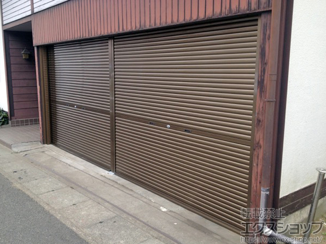 神奈川県川崎市のLIXIL リクシル（トステム）のガレージシャッター ガレージシャッタークワトロ 手動式 内部付タイプ ※連窓仕様 施工例
