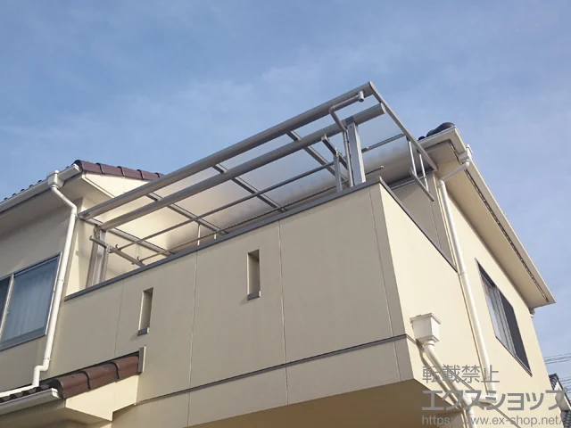 大阪府高槻市のYKKAPのバルコニー・ベランダ屋根 ヴェクターテラス F型 屋根タイプ 単体 積雪〜20cm対応+吊り下げ物干し 標準 2本入×1セット 施工例