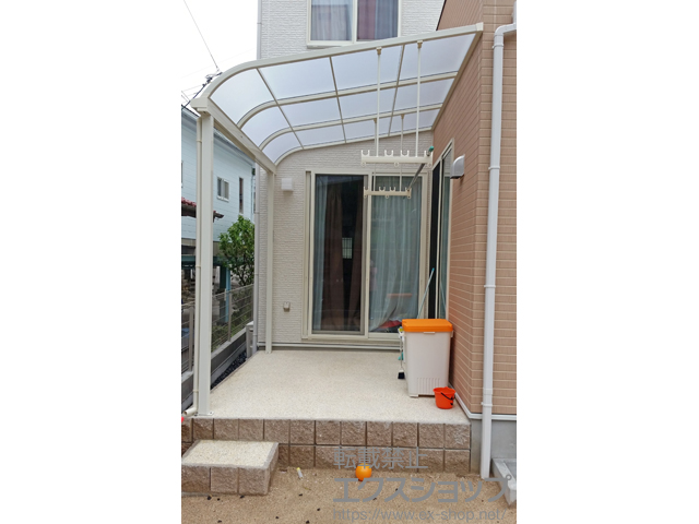 長崎県佐世保市のLIXIL リクシル（トステム）のテラス屋根 ライザーテラスII R型 テラスタイプ 単体 積雪〜20cm対応＋吊り下げ物干し 施工例