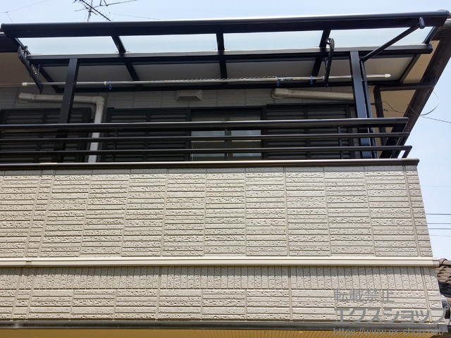 京都府長岡京市のLIXIL リクシル（トステム）のバルコニー・ベランダ屋根 ライザーテラスII F型 屋根タイプ 単体 積雪〜20cm対応＋吊り下げ物干し 標準 2本入? 施工例