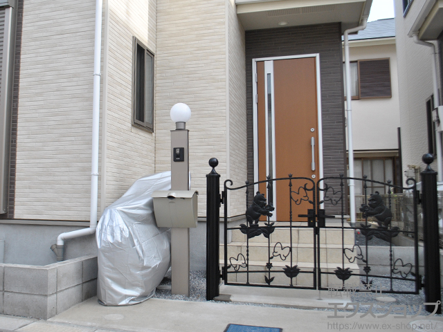 千葉県千葉市のLIXIL リクシル(新日軽)の門扉 ディズニー門扉プーさんA型 両開き 丸門柱式 施工例