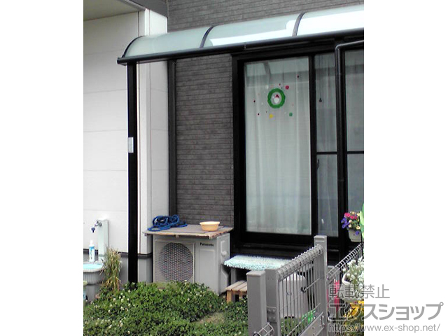 群馬県太田市のLIXIL リクシル（トステム）のテラス屋根 ライザーテラスII R型 テラスタイプ 単体 積雪〜20cm対応 施工例