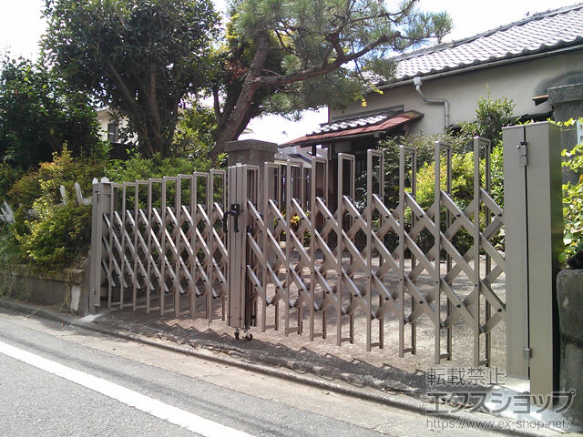 東京都世田谷区ののカーゲート トリップゲート REHG-B 先頭キャスター 両開き 42W(21S+21M) 施工例