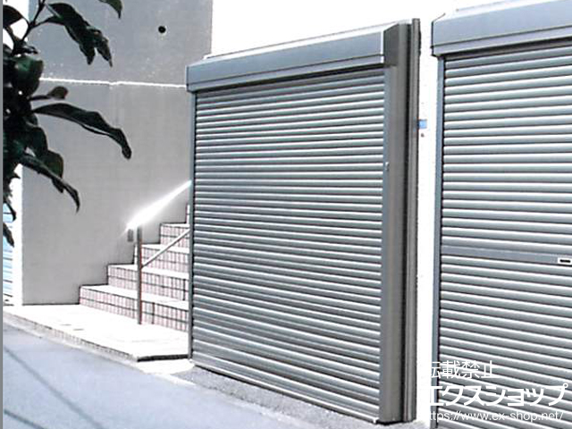 神奈川県横浜市のLIXIL リクシル（トステム）のガレージシャッター ガレージシャッタークワトロ 手動式 外部付タイプ 施工例