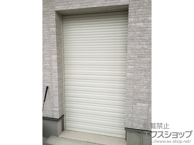 埼玉県鶴ヶ島市のLIXIL リクシル（トステム）のガレージシャッター ガレージシャッタークワトロ 電動式 内部付木造用躯体直付タイプ 施工例