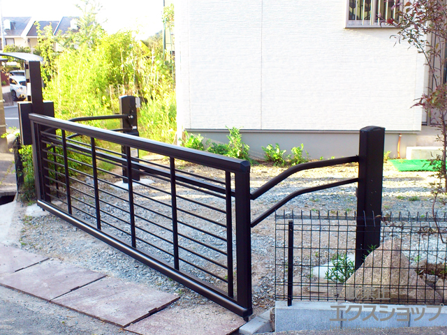 福島県いわき市ののカーゲート ルシアスアップゲートワイド 1型 横格子 電動タイプ 施工例