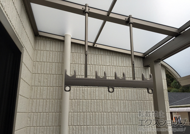 大阪府交野市のLIXIL リクシル（トステム）のバルコニー・ベランダ屋根 ライザーテラスII R型 屋根タイプ 単体 積雪〜20cm対応＋吊り下げ式物干し 標準 2本入×1セット 施工例