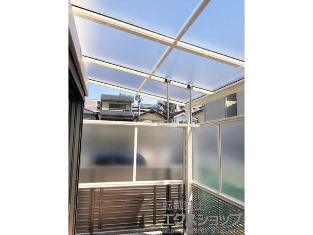 大阪府高槻市ののテラス屋根 ヴェクターテラス F型 テラスタイプ 単体 積雪〜20cm対応＋吊り下げ物干し　標準2本入り×1セット＋前面スクリーン1段 柱標準・600タイプ用＋側面スクリーン1段 片側分 施工例