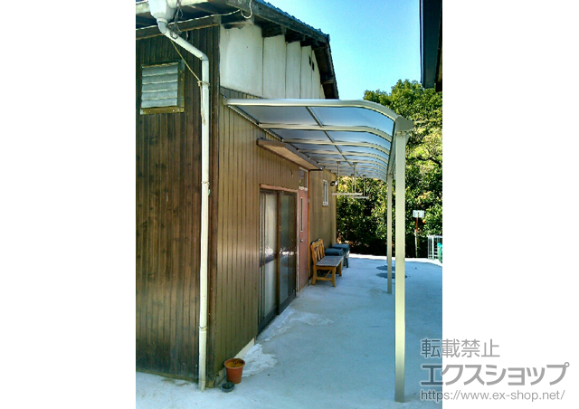 愛媛県松山市ののテラス屋根 プレシオステラス R型 テラスタイプ 連棟 積雪〜20cm対応＋プレシオステラス用 吊り下げ式物干し 施工例