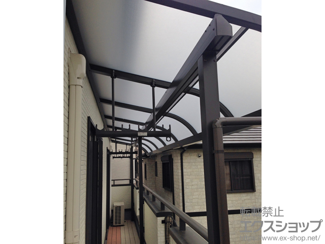 大阪府和泉市のLIXIL リクシル（トステム）のバルコニー・ベランダ屋根 ライザーテラスII R型 屋根タイプ 連棟 積雪〜20cm対応＋吊り下げ式物干し 施工例