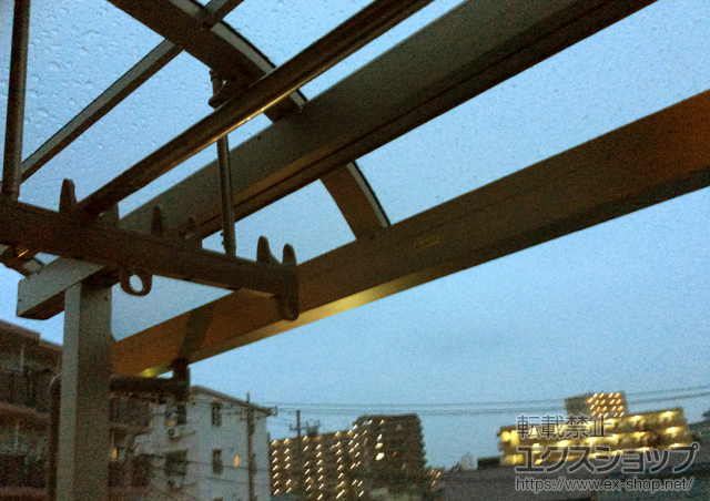 埼玉県川口市のLIXIL リクシル（トステム）のバルコニー・ベランダ屋根 ライザーテラスII R型 屋根タイプ 単体 積雪〜20cm対応＋吊り下げ物干し 標準2本入り×1セット 施工例